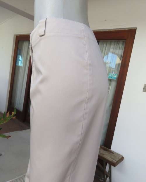 Elegant straight legged beige polycotton pants with some tapering.Med rise.Size 40/16.New condition.