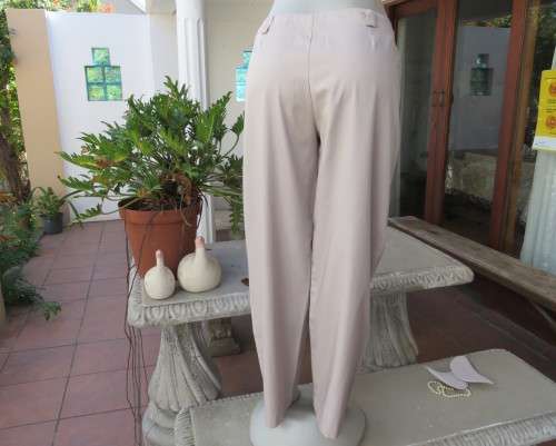 Elegant straight legged beige polycotton pants with some tapering.Med rise.Size 40/16.New condition.