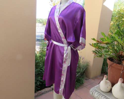 Cool purple short sleeve silky polyester fold over night gown. Silver with bird pattern edging.XL