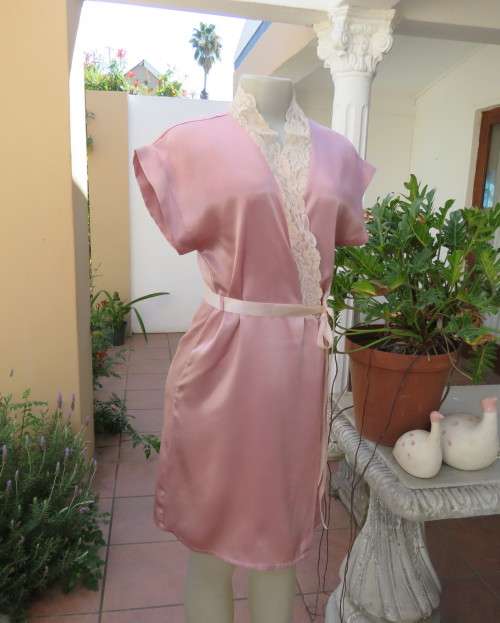 Dainty satin polyester dusty pink fold over size 32/8 night gown with pale pink lace.Tiny sleeves