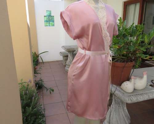 Dainty satin polyester dusty pink fold over size 32/8 night gown with pale pink lace.Tiny sleeves