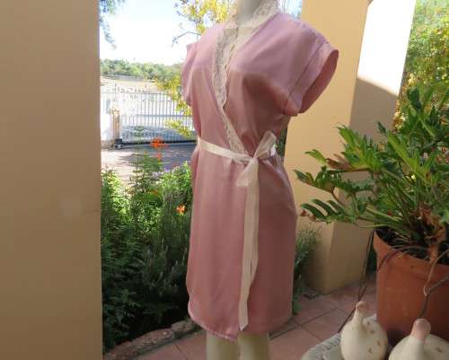 Dainty satin polyester dusty pink fold over size 32/8 night gown with pale pink lace.Tiny sleeves