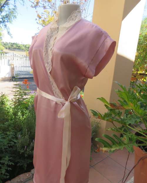Dainty satin polyester dusty pink fold over size 32/8 night gown with pale pink lace.Tiny sleeves