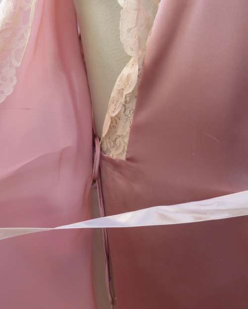 Dainty satin polyester dusty pink fold over size 32/8 night gown with pale pink lace.Tiny sleeves