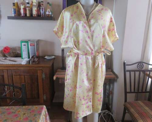 As new vanilla yellow silkyfold over night gown with pink/white flowers.Tiny cut-on sleeves.Size 42