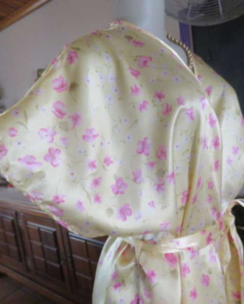 As new vanilla yellow silkyfold over night gown with pink/white flowers.Tiny cut-on sleeves.Size 42