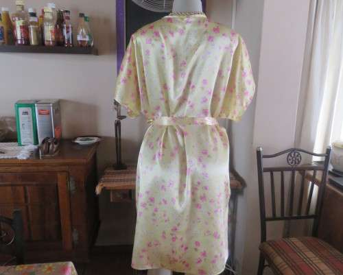 As new vanilla yellow silkyfold over night gown with pink/white flowers.Tiny cut-on sleeves.Size 42