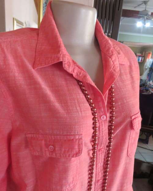 Modern long sleeve mottled crimson long sleeve shirt by WOOLWORTHS size 40/16. Two front pockets.