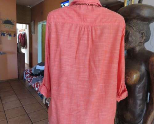 Modern long sleeve mottled crimson long sleeve shirt by WOOLWORTHS size 40/16. Two front pockets.