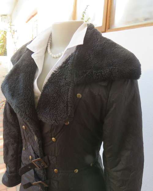 High fashion black long sleeve warm padded jacket size 32 to 34 by MATMAZELI. Faux fur collar/fronts