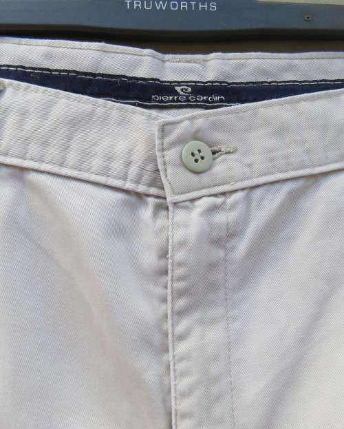 Best quality 100% cotton men`s beige handcrafted shorts size 36 by PIERRE CARDIN. Very good cond.