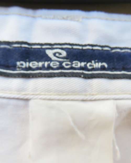 Best quality 100% cotton men`s beige handcrafted shorts size 36 by PIERRE CARDIN. Very good cond.