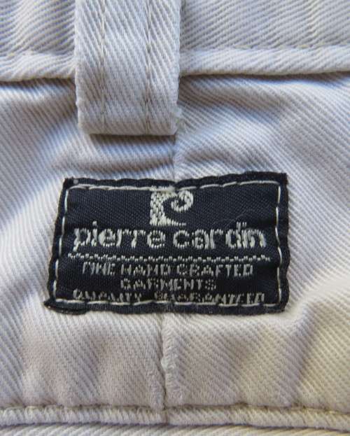 Best quality 100% cotton men`s beige handcrafted shorts size 36 by PIERRE CARDIN. Very good cond.