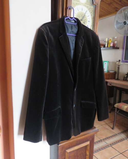 Smart cotton velvet men`s jacket 3 front pockets. CIGNAL size 44/114cmR. Very good condition.