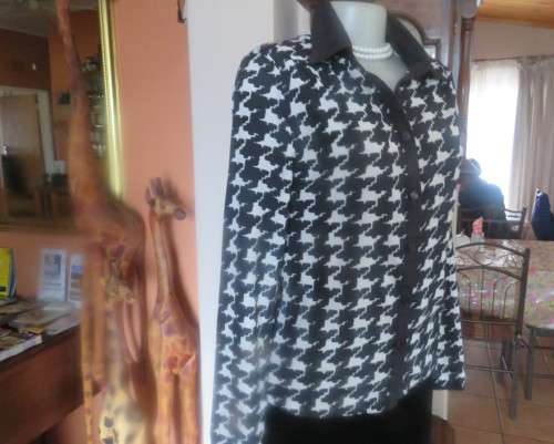 Lovely monochrome houndstooth pattern long sleeve polyester top.Size 30/6. Black shirt collar.As new