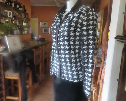 Lovely monochrome houndstooth pattern long sleeve polyester top.Size 30/6. Black shirt collar.As new