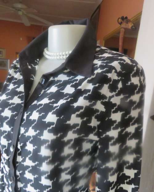 Lovely monochrome houndstooth pattern long sleeve polyester top.Size 30/6. Black shirt collar.As new