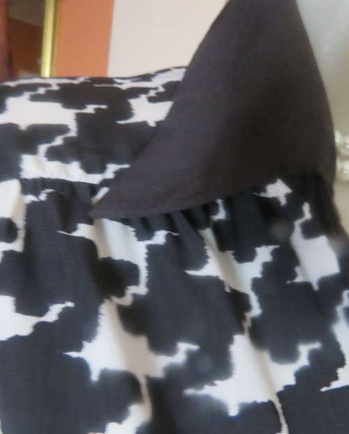 Lovely monochrome houndstooth pattern long sleeve polyester top.Size 30/6. Black shirt collar.As new