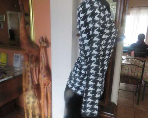 Lovely monochrome houndstooth pattern long sleeve polyester top.Size 30/6. Black shirt collar.As new
