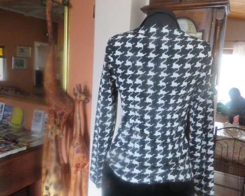 Lovely monochrome houndstooth pattern long sleeve polyester top.Size 30/6. Black shirt collar.As new