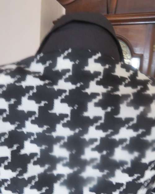 Lovely monochrome houndstooth pattern long sleeve polyester top.Size 30/6. Black shirt collar.As new