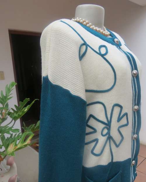 Smart acrylic knit rich cream/dark jade blocked button down decorative knit cardigan.Size 40/42.