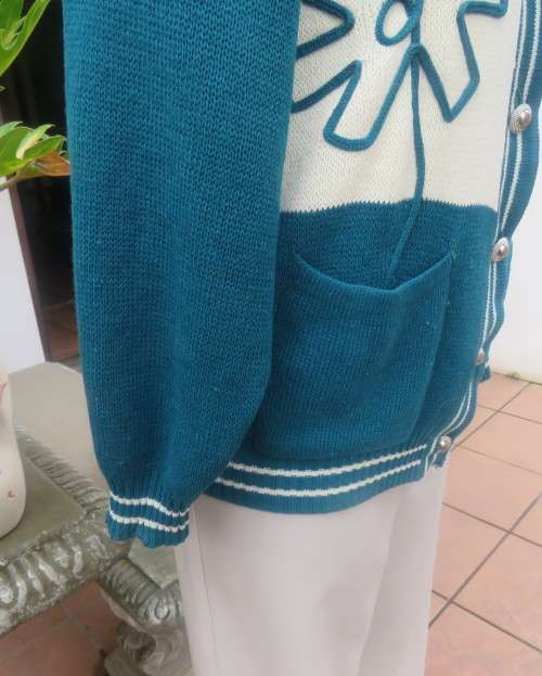 Smart acrylic knit rich cream/dark jade blocked button down decorative knit cardigan.Size 40/42.