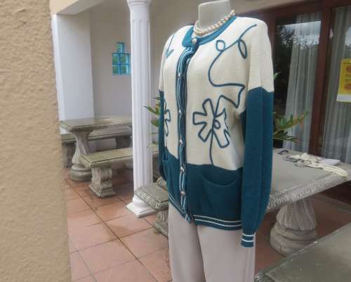 Smart acrylic knit rich cream/dark jade blocked button down decorative knit cardigan.Size 40/42.
