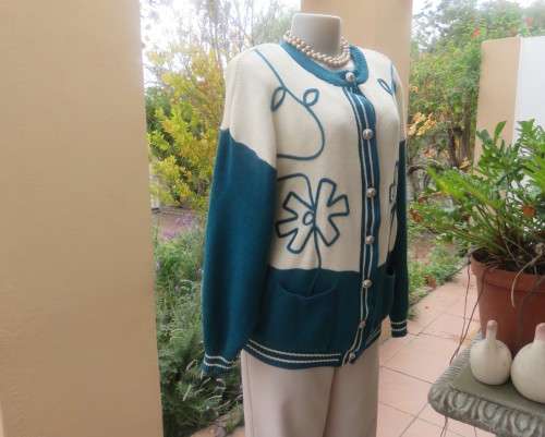 Smart acrylic knit rich cream/dark jade blocked button down decorative knit cardigan.Size 40/42.