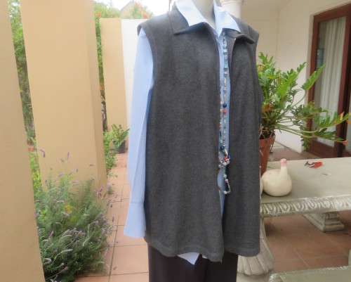 Handy dark grey zip-up fleezy stretch polyester waistcoat by RACHEL in size 46/22. Good condition