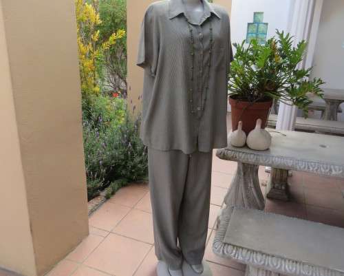 Cool casual 2 pc pantsuit with short sleeve shirt and wide cut pants in green/cream check. Size 42