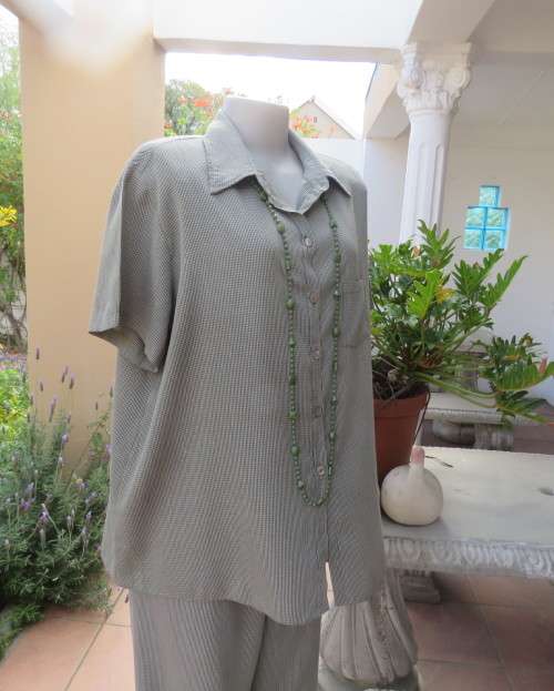 Cool casual 2 pc pantsuit with short sleeve shirt and wide cut pants in green/cream check. Size 42