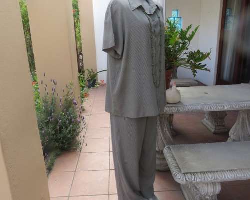 Cool casual 2 pc pantsuit with short sleeve shirt and wide cut pants in green/cream check. Size 42