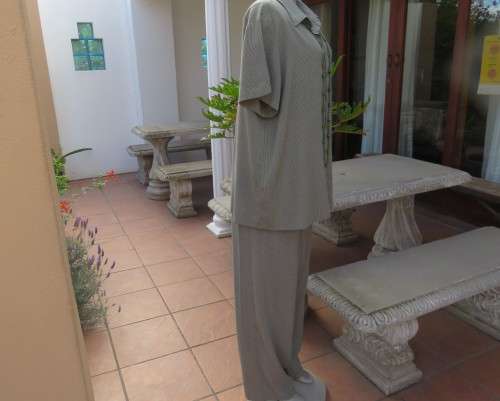 Cool casual 2 pc pantsuit with short sleeve shirt and wide cut pants in green/cream check. Size 42
