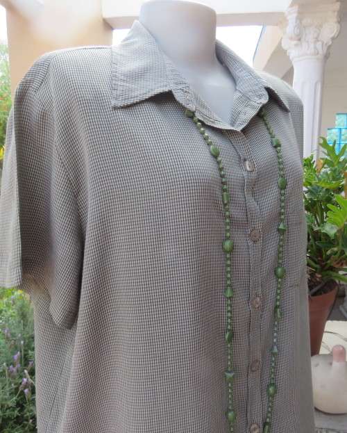 Cool casual 2 pc pantsuit with short sleeve shirt and wide cut pants in green/cream check. Size 42
