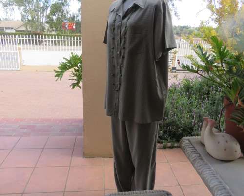 Cool casual 2 pc pantsuit with short sleeve shirt and wide cut pants in green/cream check. Size 42
