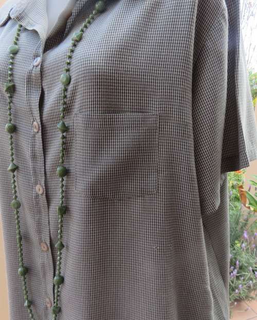 Cool casual 2 pc pantsuit with short sleeve shirt and wide cut pants in green/cream check. Size 42