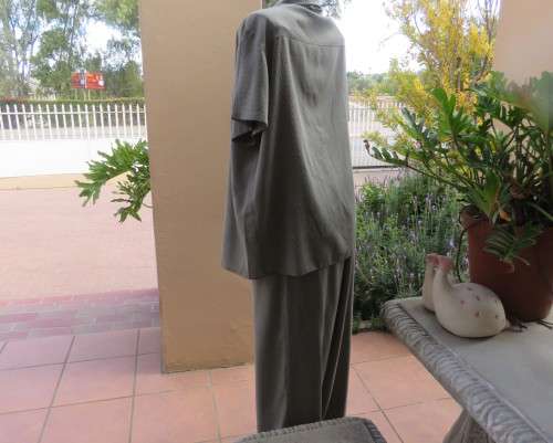 Cool casual 2 pc pantsuit with short sleeve shirt and wide cut pants in green/cream check. Size 42