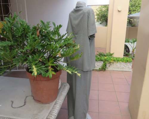 Cool casual 2 pc pantsuit with short sleeve shirt and wide cut pants in green/cream check. Size 42