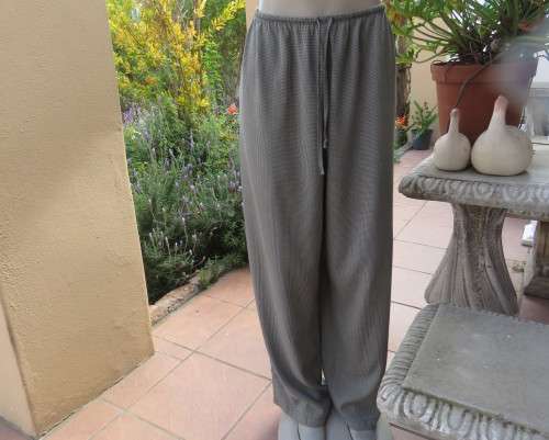 Cool casual 2 pc pantsuit with short sleeve shirt and wide cut pants in green/cream check. Size 42