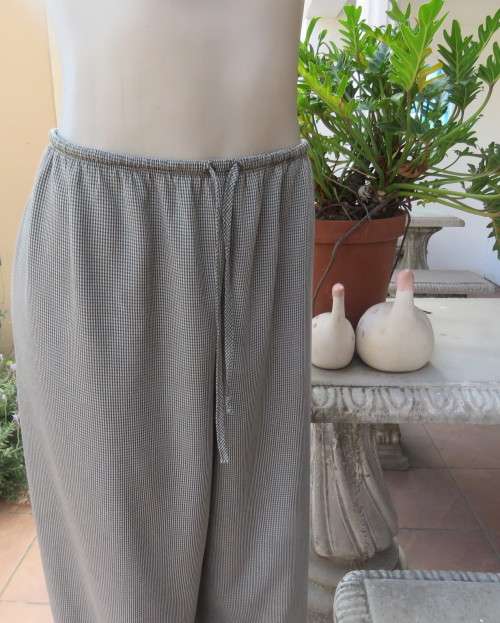 Cool casual 2 pc pantsuit with short sleeve shirt and wide cut pants in green/cream check. Size 42