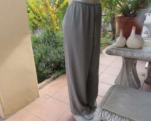 Cool casual 2 pc pantsuit with short sleeve shirt and wide cut pants in green/cream check. Size 42