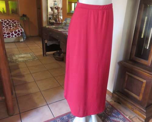 Ankle length cherry red stretch cotton skirt with elasticated waist. Size 32/8. A-Line. Rounded seam