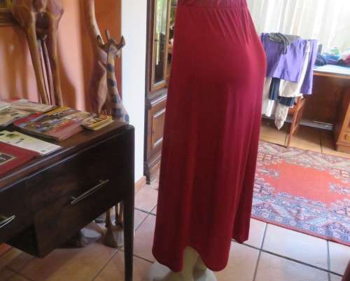 Ankle length cherry red stretch cotton skirt with elasticated waist. Size 32/8. A-Line. Rounded seam
