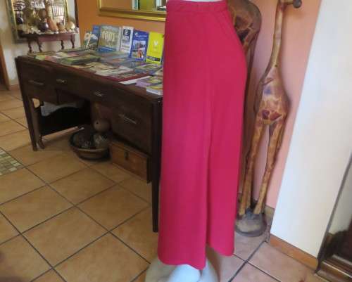 Ankle length cherry red stretch cotton skirt with elasticated waist. Size 32/8. A-Line. Rounded seam