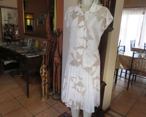 Cool vintage 2 piece skirt suit. White/light brown graphic pattern.Size 42/18 Miss LYNN by MANHATTAN