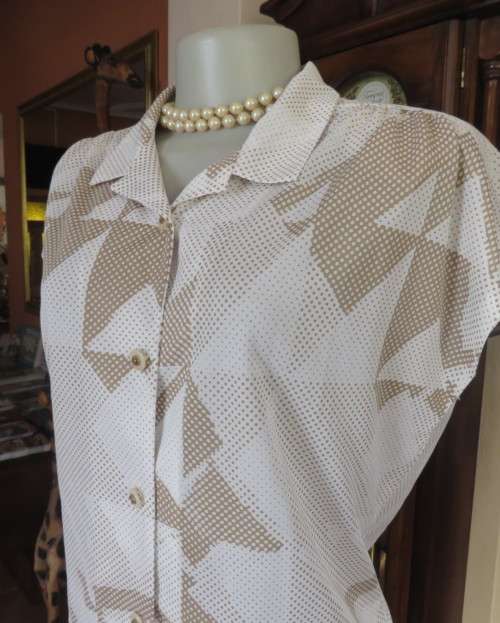 Cool vintage 2 piece skirt suit. White/light brown graphic pattern.Size 42/18 Miss LYNN by MANHATTAN