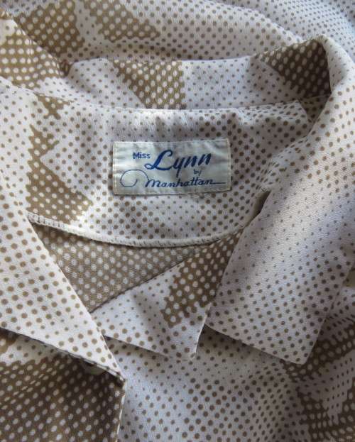 Cool vintage 2 piece skirt suit. White/light brown graphic pattern.Size 42/18 Miss LYNN by MANHATTAN