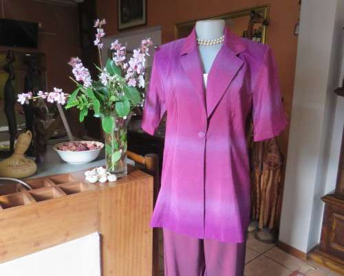 Feel sensational in this shiny short sleeve jacket in shades of pink/purple.Size 40 to 42. New cond.
