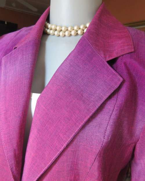 Feel sensational in this shiny short sleeve jacket in shades of pink/purple.Size 40 to 42. New cond.